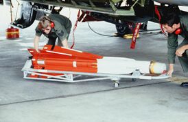 AIM-4G Super Falcon после снятия с истребителя Ковэйр F-106A «Дельта Дарт» на авиабазе Девис-Монтен, штат Аризона, 14 декабря 1983 года.