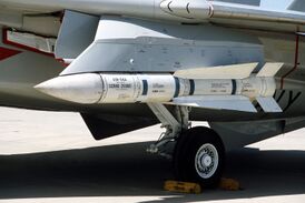 AIM-54A Phoenix под крылом перехватчика F-14A Tomcat на морской авиабазе Patuxent River, (штат Мэриленд, США), 13 мая 1984 года.