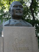 Памятник Сабиту Муканову в Алма-Ате
