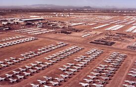 700 из более чем 4400 единиц хранения — истребители «McDonnell Douglas F-4 Phantom II»