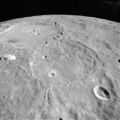 Кратеры Гекатей (в центре) и Гумбольдт (справа внизу) на снимке с борта Аполлона-15.