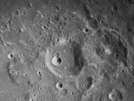 Снимок с борта Аполлона-16. В центра снимка кратер Исидор, правее него кратер Капелла.