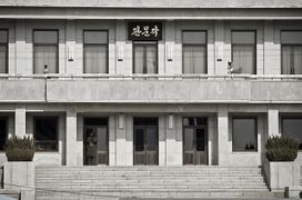Панмунгак, двухэтажное здание на северокорейской стороне ОЗБ, построенное в 1969 году и использовавшееся (1) в одной части для невоенных дипломатических встреч и (2) в другой части для офисов для официальных лиц в вооружённых силах Северной Кореи.