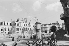 A Hrescsatik sugárút felrobbantott épületei, balra a Grand Hotel, szemben a városháza romjai. Fortepan 27655.jpg