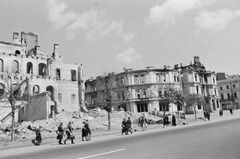 A Hrescsatik sugárút felrobbantott épületei, balra a Grand Hotel, szemben a városháza romjai. Fortepan 27656.jpg