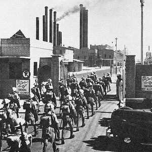 Британские войска вступают на территорию нефтеперерабатывающего завода в Абадане. 1941 год