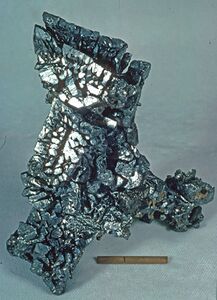 Акантит из шахты Чиспас, Ариспе, штат Сонора, Мексика. Шкала 1 дюйм, чертой отмечен 1 см