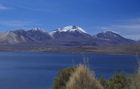 Вид на вулкан Акотанго и озеро Чунгара.