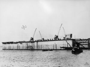 IX Адмиралтейский Плавучий Сухой Док на Сингапурской морской базе в марте 1941. Этот сухой док был целью двух налётов USAAF в 1945 году.