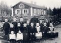 Педагог Адольф Андерссон (отец писателя Дана Андерссона) с учениками, Скаттлёсберг (Швеция), 1904 г.