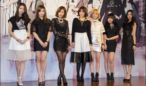 After School на пресс-конференции шоу «Библия красоты After School», январь 2014 года. Слева направо: Каын, И-Ён, Чона, Чжуён, Лиззи, Рэйна и Нана