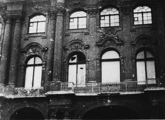 После взятия Зимнего дворца. Петроград. Утро 26 октября 1917
