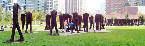 Скульптурная инсталляция Магдалены Абаканович «Агора». Публичное искусство, постоянно экспонирующееся в государственном городском Грант-парке, Чикаго, Иллинойс, США.