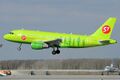 Airbus A319-100 авиакомпании S7 Airlines вылетает из Домодедова