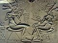 Эхнатон и Нефертити играют с детьми. Амарнский период, ок. 1350 г. до н. э.