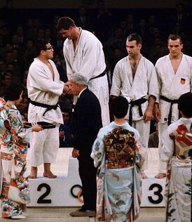 Клаус Глан (крайний справа). Токио, 1964