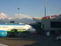 Аэропорт Алма-Аты. Погрузка багажа на Boeing 757