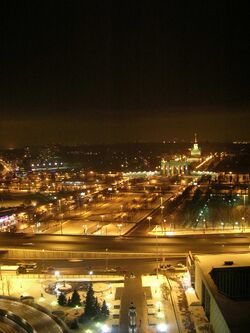 Ночная панорама главного входа и Центрального павильона ВВЦ. Сразу за эстакадой проспекта Мира — 1-й (слева) и 2-й (справа) Поперечные проезды.