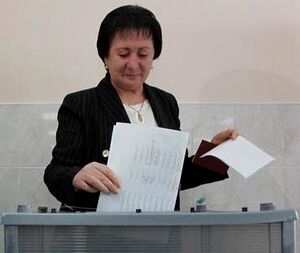 Алла Джиоева голосует в ходе первого тура президентских выборов 2011 года