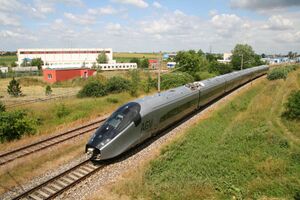 Поезд Alstom AGV, движущийся со скоростью 200 км/ч на полигоне Cerhenice (Велим) в Чехии