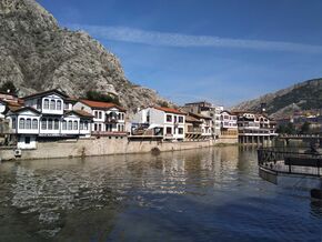 Amasya evleri ve Yeşilırmak.jpg