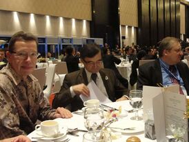 А. А. Иванов (слева) во время торжественного ужина от имени президента Индонезии в ходе 6-й Восточноазиатской встречи в верхах (о. Бали, 2011 год)