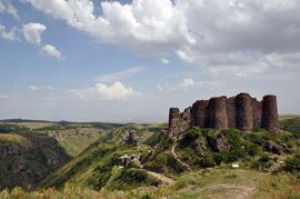 Amberd fortress and church 2009.jpg