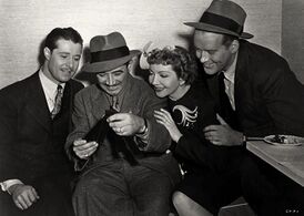 Дон Амичи, Джозеф Валентайн, Клодетт Кольбер и Дик Форан на съёмках фильма «Приходящая жена» (1945)