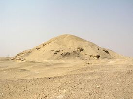 Руины пирамиды Аменемхета I