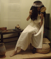 Инсталляция в музее, изображающая древнюю египтянку, накладывающую макияж