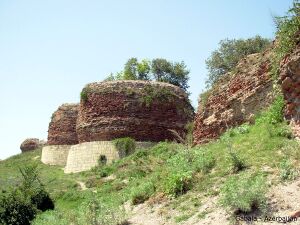 Руины крепостных стен древней Кабалы (фундамент из белого известняка был сделан в XX в. во избежание обрушения останков башен)