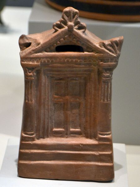 Файл:Ancient greek Money box in shape of a temple Antikensammlung Berlin.jpg