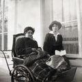 Анна Вырубова на прогулке в инвалидной коляске с великой княжной Ольгой Николаевной, 1915—1916