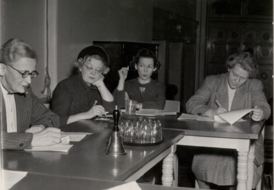 Анна Вестергор вместе с Ниной Андерсен, Кларой Мунк и Инге Меретой Нордентофт (1951)