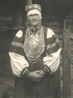 Анне Вабарна в национальном костюме сету у своего дома, деревня Тоня, 1920-1930-е годы