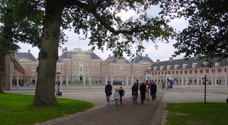Курдонёр дворца Хет Лоо, Голландия