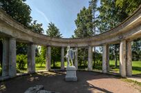 Apollo Colonnade in Pavlovsk Park 02.jpg
