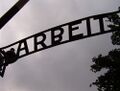 Надпись Arbeit Macht Frei в Освенциме, с перевёрнутой «B»