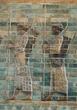 «Бессмертные» с копьями, изображённые на стене дворца Дария I в Сузах. Около 510 года до нашей эры.