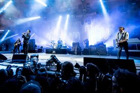 Arctic Monkeys выступают на фестивале в Роскилле, 5 июля 2014 года
