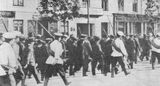 Солдаты ведут группу арестованных. 1906.