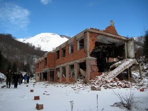 Разрушенные в Кошаре казармы югославской армии