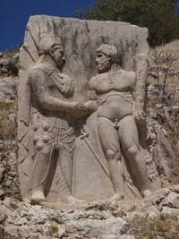Стела, изображающая встречу Митридата (слева) с Гераклом