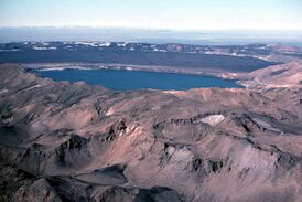 Озеро Эскьюватн в кратере Аскьи (фотография 1984 года). Снимок USGS.