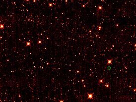 Астероид 2010 TK7 (обведён зелёным кружком, внизу справа)