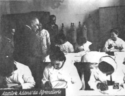 Atatürk Adana'da öğrencilerle.jpg