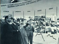 Atatürk sanayideki gelişimi denetlerken.jpg