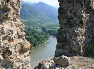 Вид из крепости Ацкури[en] вниз по течению Куры; вдали — Боржоми-Харагаульский нац. парк