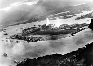 Фотография с японского самолета во время атаки: момент попадания торпеды в «Вест Вирджинию»