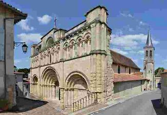 Костёл Святого Жака в Обтер-сюр-Дроне (одной из самых красивых деревень Франции)